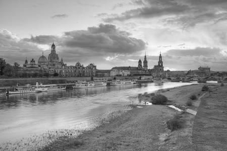 Die Skyline von Dresden bei Sonnenuntergang schwarz-weiß