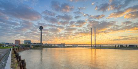 Düsseldorf Blick von der Rheinpromenade Panorama
