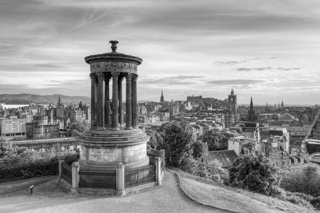 Edinburgh Calton Hill schwarz-weiß