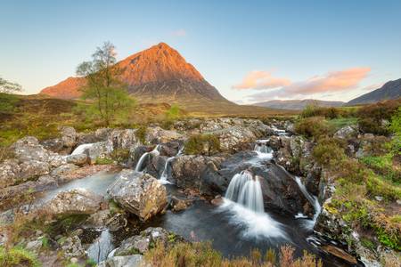 Etive Mor Wasserfall in Schottland mit Stob Dearg im Hintergrund