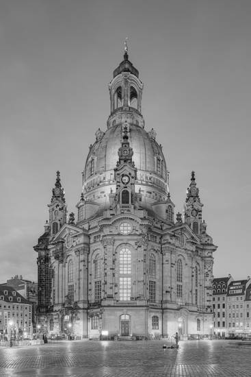 Frauenkirche in Dresden am Abend schwarz-weiß