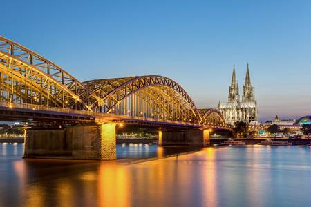 Hohenzollernbrücke und Kölner Dom am Abend