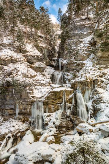 Kuhfluchtwasserwall bei Farchant in Bayern im Winter