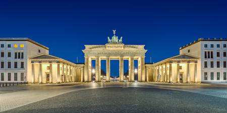 Morgendämmerung beim Brandenburger Tor in Berlin
