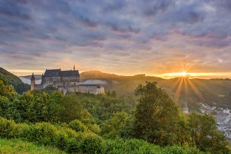 Sonnenaufgang bei der Burg Vianden in Luxemburg