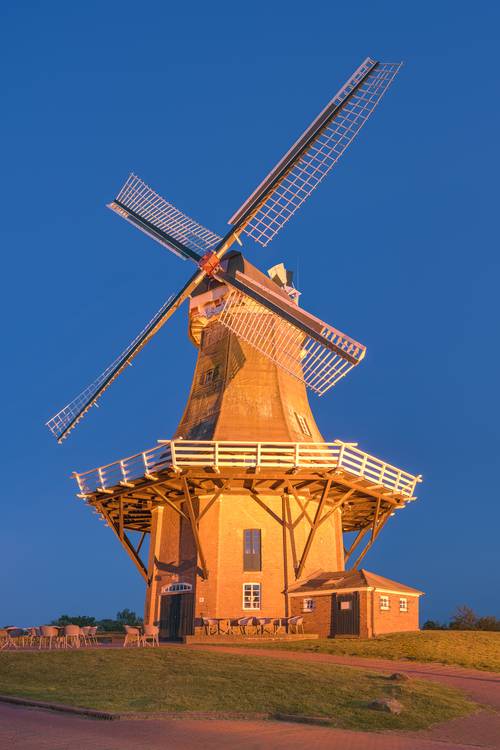 Windmühle in Greetsiel in Ostfriesland a Michael Valjak