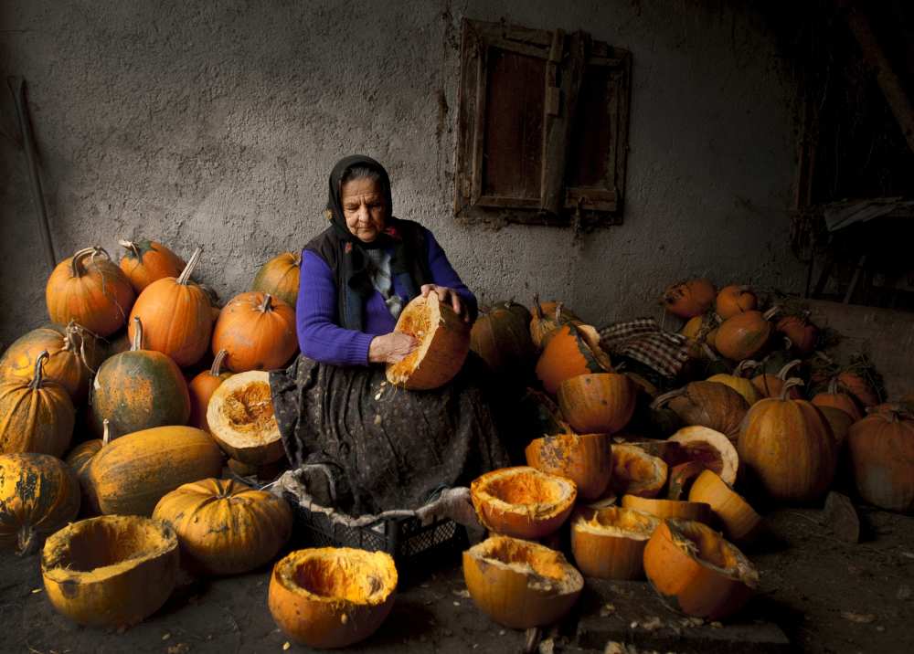 Lady with pumpkins a Mihnea Turcu