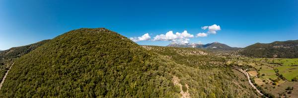 Berglandschaft aus der Vogelperspektive, Drohne auf Lefkada, Griechenland a Miro May