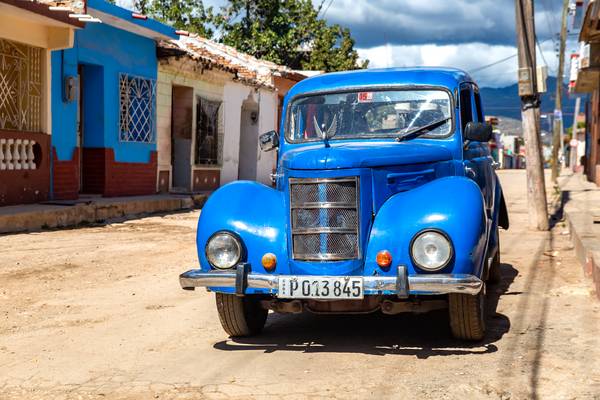 Blue Oldtimer in Trinidad, Cuba, Street in Kuba a Miro May