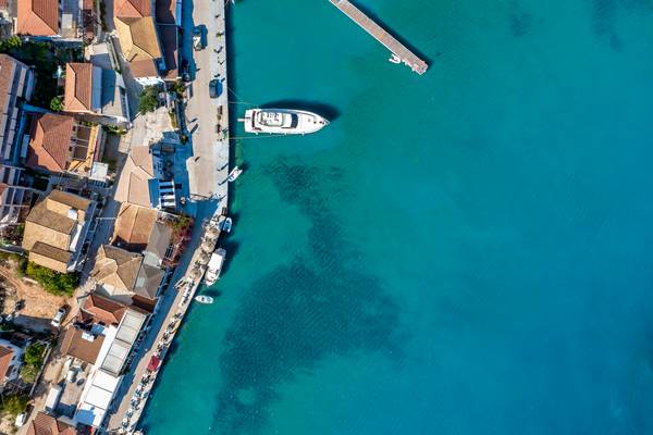 Boot im Port von Sivota. Insel Lefkada in Griechenland. Mediterran a Miro May