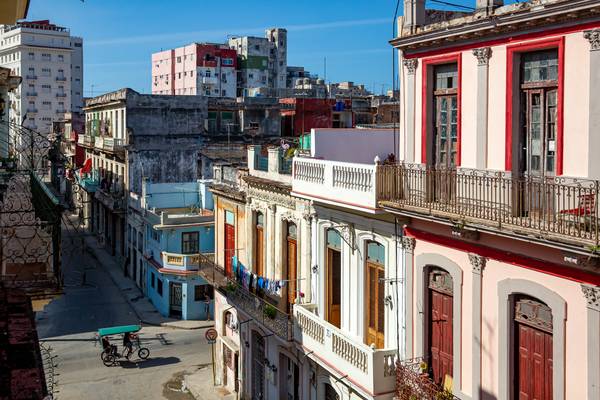 Crossroad in Havana, Cuba. Havanna, Kuba a Miro May