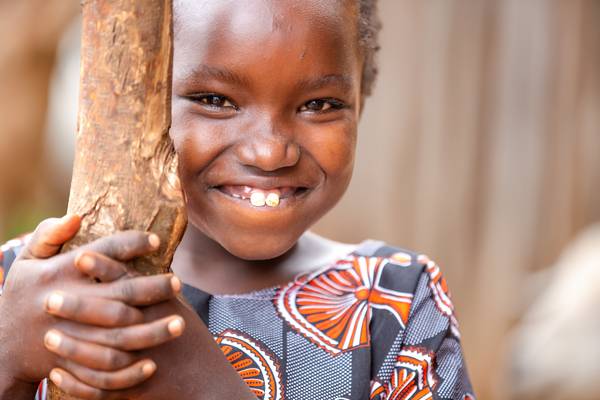 Fotografie, Porträt lachendes Mädchen in Äthiopien, Afrika. Kinder der Welt a Miro May