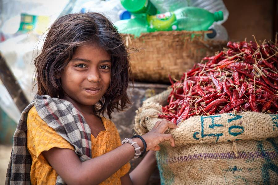 Bambina con peperoncini in Bangladesh, Asia a Miro May