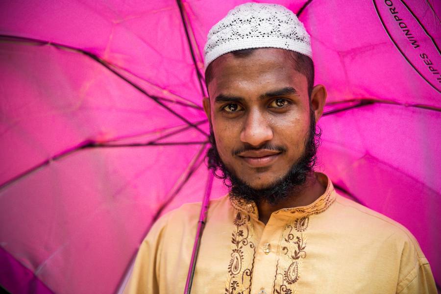Mann mit Schirm in Bangladesch a Miro May