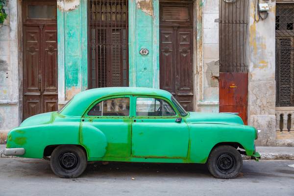 Oldtimer in Havana, Cuba. Street in Old Havana, Kuba a Miro May