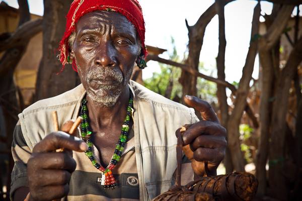 Porträt alter Mann aus dem Hamer Stamm in Omo Valley, Äthiopien, Afrika a Miro May