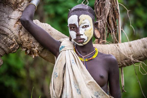 Porträt Frau am Baum Suri / Surma Stamm in Omo Valley, Äthiopien, Afrika a Miro May