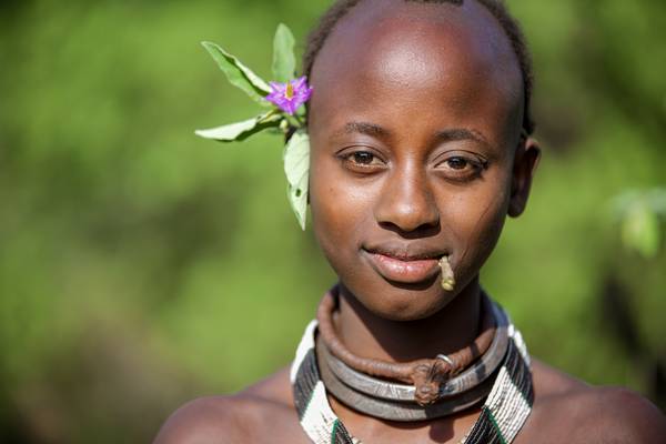 Porträt Frau aus dem Hamer Stamm, Menschen in Omo Valley, Äthiopien, Afrika a Miro May