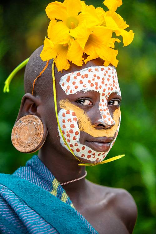 Porträt Frau mit Blume aus dem Suri / Surma Stamm in Omo Valley, Äthiopien, Afrika a Miro May