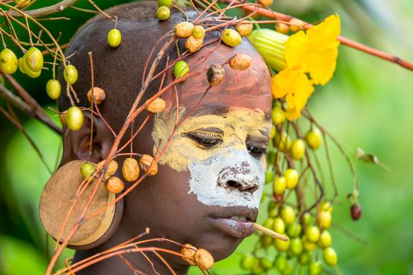 Porträt Frau mit Blumen aus dem Suri / Surma Stamm in Omo Valley, Äthiopien, Afrika a Miro May