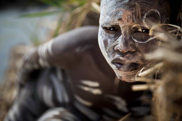 Porträt Junge am Fluss, Suri / Surma Stamm, Omo Valley, Äthiopien, Afrika a Miro May