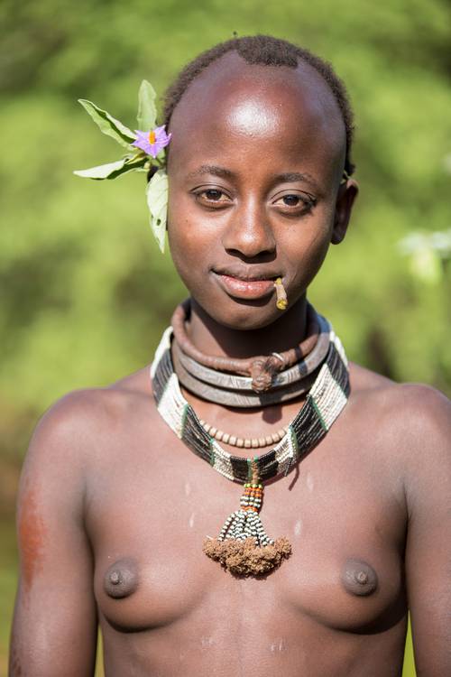 Porträt Junge Frau aus dem Hamer Stamm, Menschen in Omo Valley, Afrika a Miro May