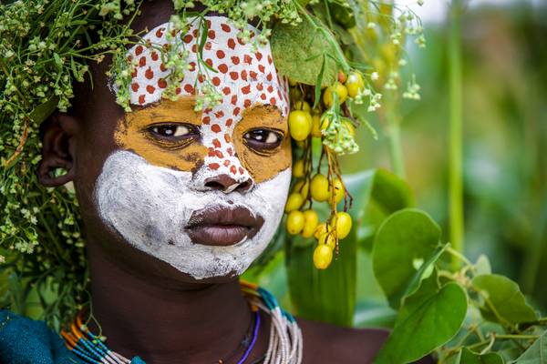 Porträt junge Frau aus dem Suri / Surma Stamm in Omo Valley, Äthiopien, Afrika a Miro May