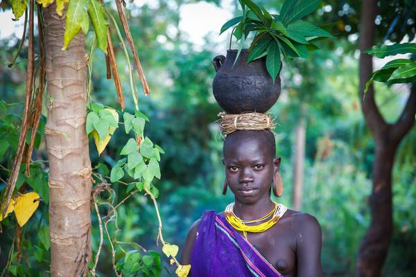 Porträt junge Frau im Garten, Suri / Surma Stamm, Omo Valley Äthiopien, Afrika a Miro May