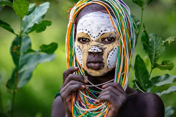 Porträt junges Mädchen aus dem Suri / Surma Stamm in Omo Valley, Äthiopien, Afrika a Miro May