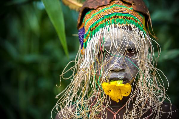 Porträt Mädchen mit Blume, Suri / Surma Stamm in Äthiopien, Omo Valley, Afrika a Miro May
