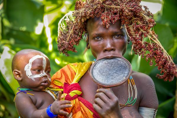 Porträt Mutter und Baby aus dem Suri / Surma Stamm in Ono Valley, Äthiopien, Afrika a Miro May