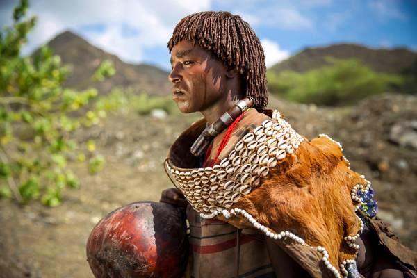 Porträt verheiratete Frau aus dem Hamer Stamm in Omo Valley, Äthiopien, Afrika a Miro May