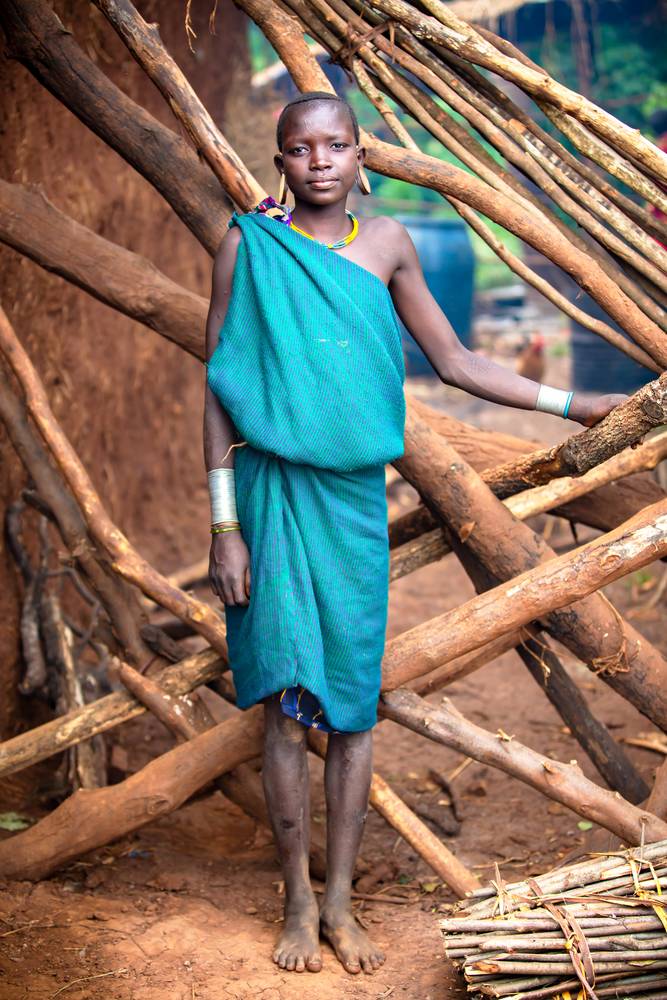 Portrait einer Frau in Omo Valley, Suri Stamm Äthiopien, Afrika a Miro May