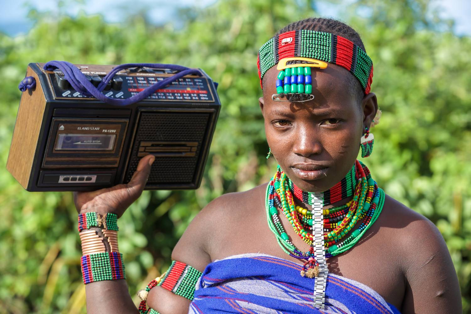 Portrait Frau, Musik in Omo Valley, Äthiopien, Afrika a Miro May