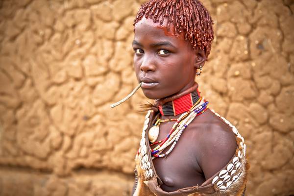 Portrait junge verheiratete Frau aus dem Hamer Stamm in Omo Valley, Äthiopien, Afrika a Miro May