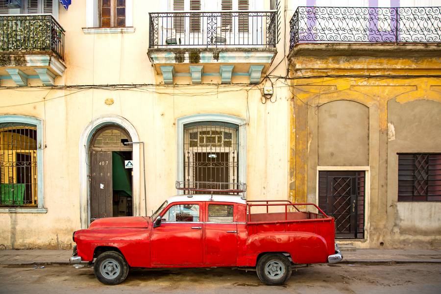 Red Oldtimer in Havana, Cuba a Miro May
