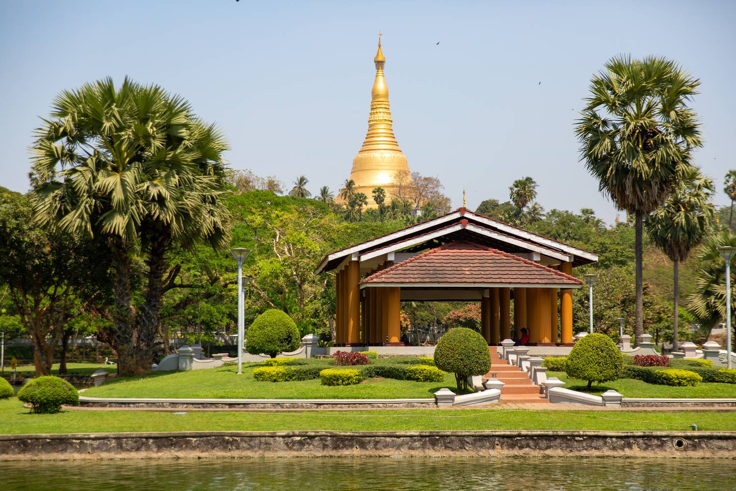 Shwedagon Pagode in Yangon (Rangun) Myanmar (Burma) a Miro May