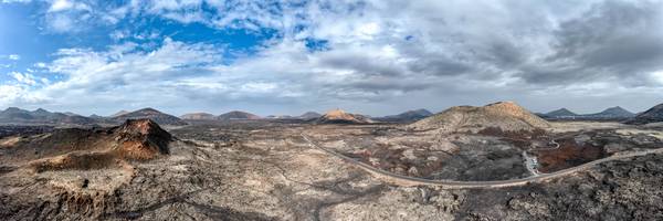 Strasse zum Vulkan, Vulkanlandschaft auf Lanzarote, Kanarische Inseln, Spanien a Miro May