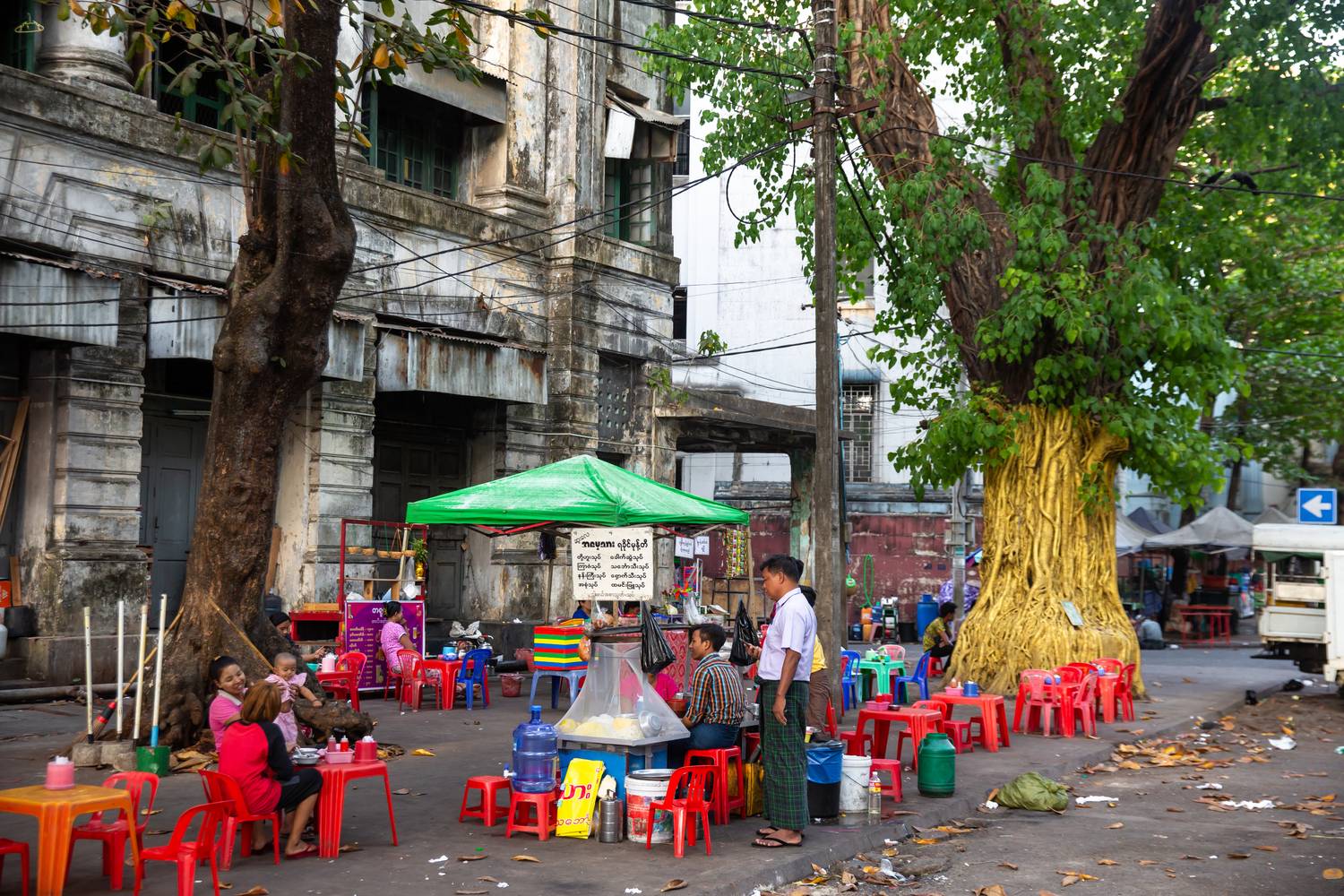 Streetfood in Yangon (Rangun) Myanmar (Burma) a Miro May