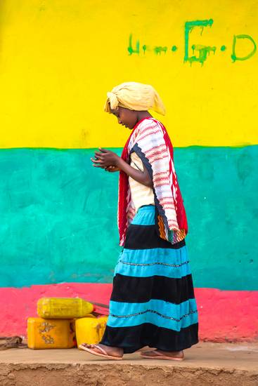 Fotografie, Porträt Afrikanische Frau mit Handy. Street photography in Äthiopien.