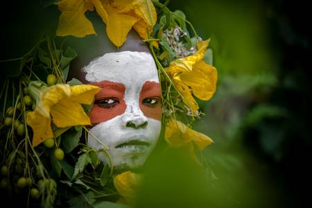 Porträt Mädchen aus dem Suri / Surma Stamm mit Blumen, Omo Valley, Äthiopien, Afrika