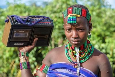 Portrait Frau, Musik in Omo Valley, Äthiopien, Afrika
