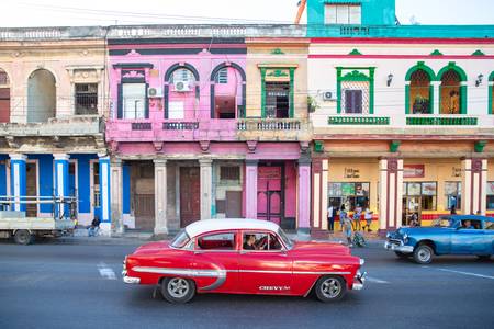 Red Oldtimer in Old Havana, Cuba. Street in Havanna, Kuba,