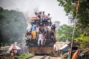 Passaggio in Treno a Dhaka, Bangladesch.