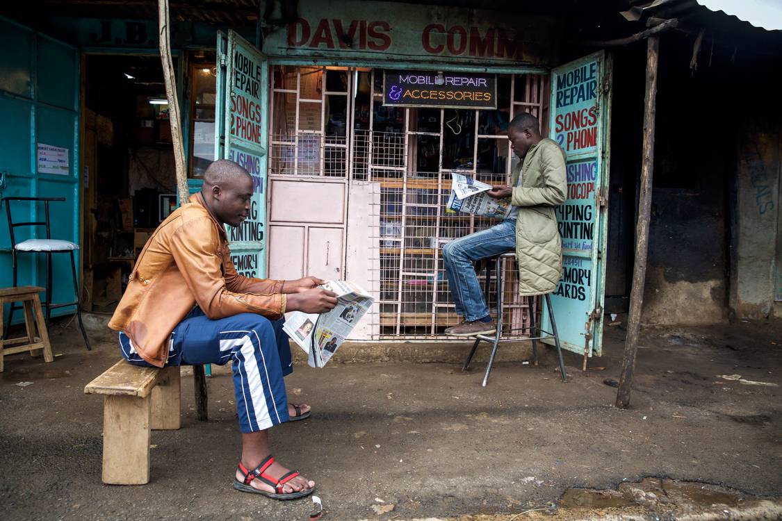 Zeitung am Kiosk in Nairobi, Kenia, Portrait Mann Kenya a Miro May