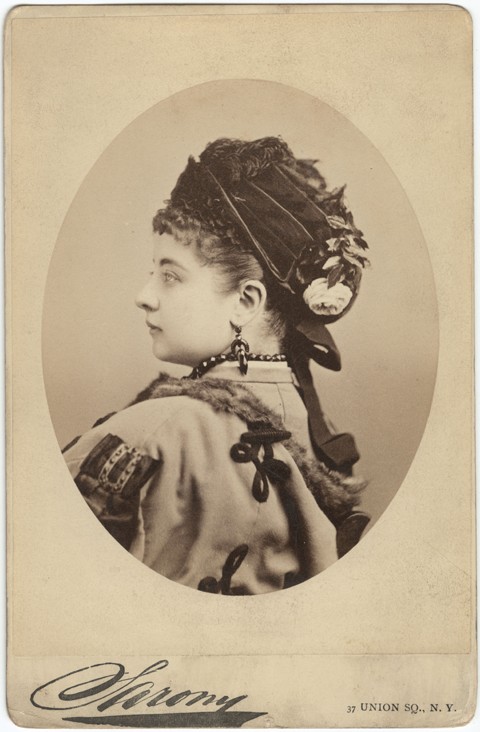Portrait of Pauline Lucca (1841-1908) a Napoleon Sarony