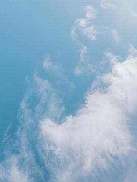 Blauer Himmel mit Wolken