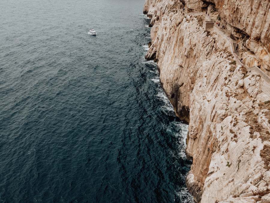 Blick auf das Meer vor der Neptungrotte in Sardinien a Laura Nenz