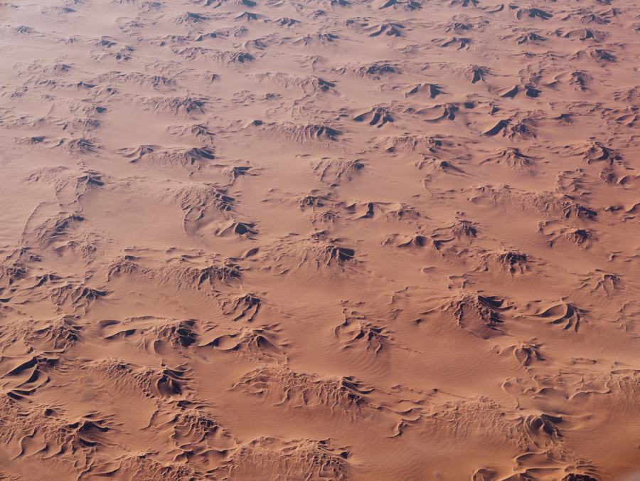 Blick auf die Sahara Wüste in Afrika aus dem Flugzeug a Laura Nenz
