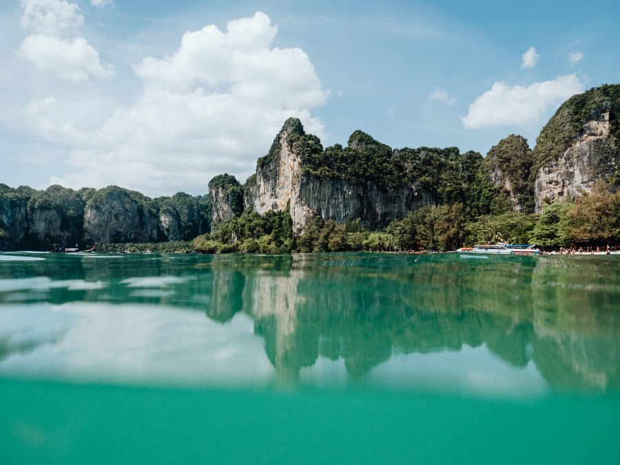 Blick auf Rai Leh vom Wasser, Thailand a Laura Nenz